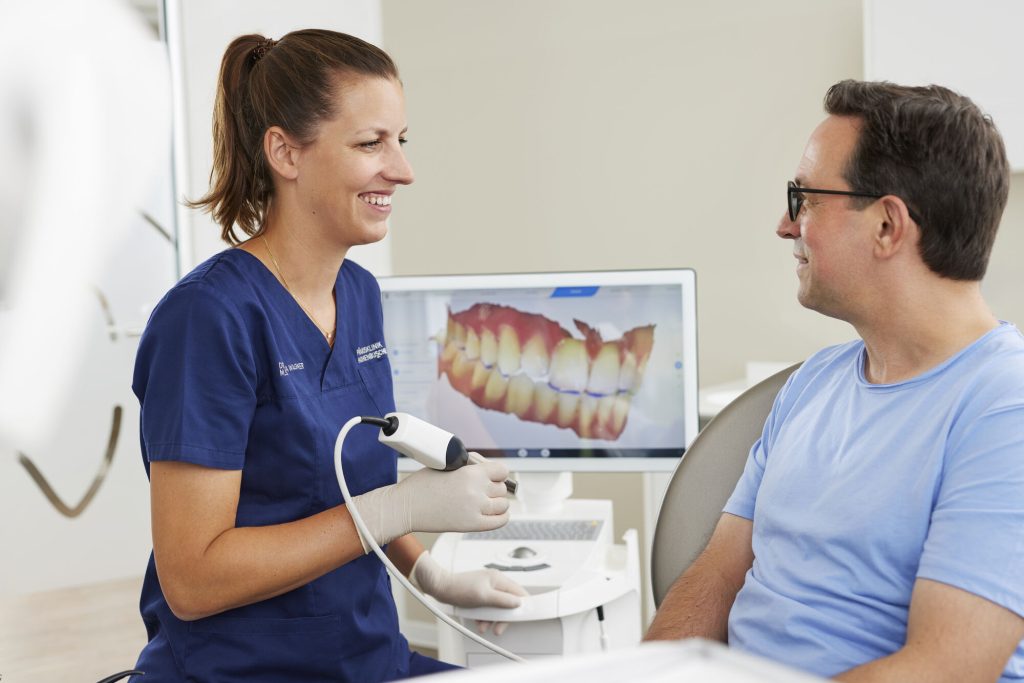 Mit gutem Gefühl zum Zahnarzt: Fachzahnärztin Dr. Sandra Wagner M.Sc. bei der Behandlung in der Praxisklinik nahe Berghofen